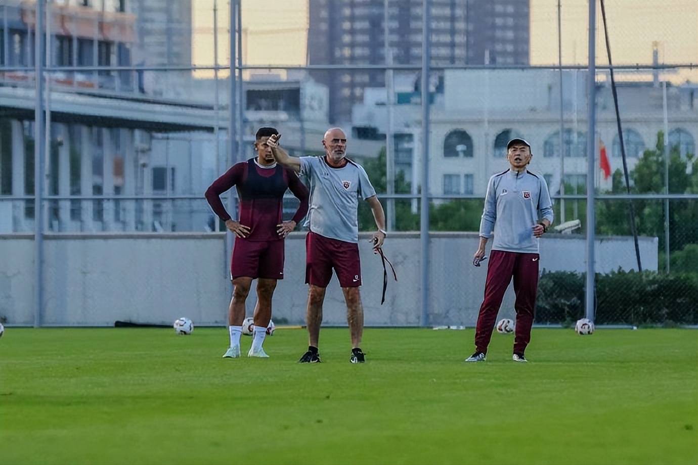 英超今晚走向成谜,上海海港队长鼓劲,话题不断,阵容厚度经受考验 英超今晚走向成谜,上海海港队长鼓劲,话题不断,阵容厚度经受考验