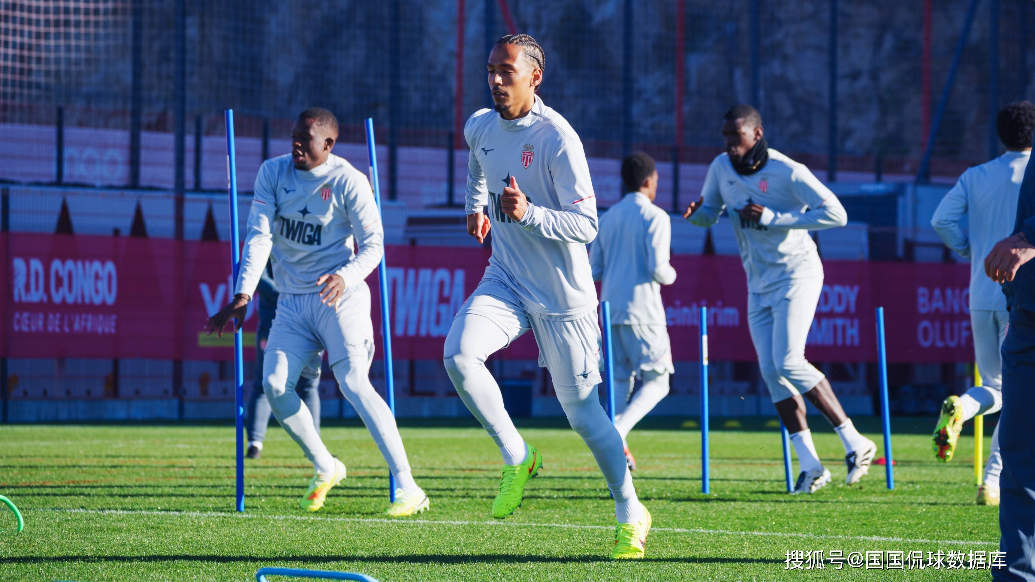 三亿体育平台 -今夜本菲卡调整名单以备中超，再遭质疑环节打磨，球迷炸锅，轮换策略成焦点的简单介绍